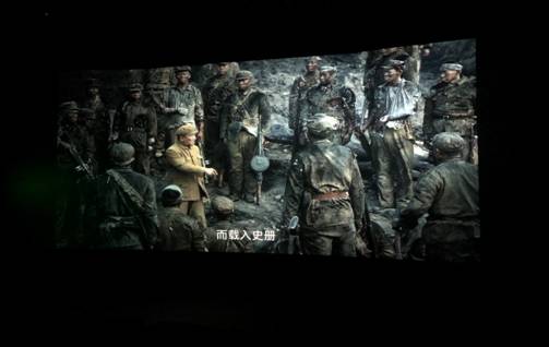 图片包含 照片, 男人, 站, 黑暗
描述已自动生成