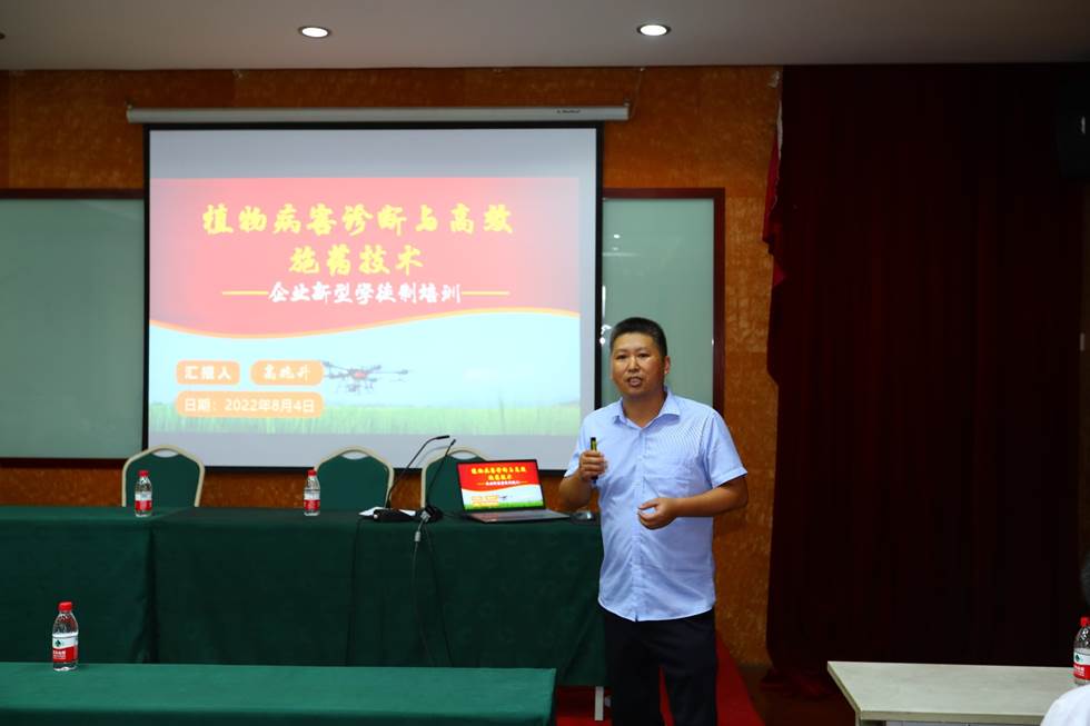 人站在电视前玩游戏
中度可信度描述已自动生成
