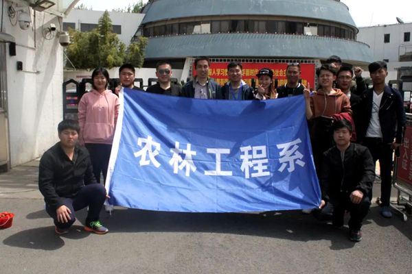 近日，应徐州电视台邀请，农林工程系10名学生志愿者参加了电视台小记者团摘草莓活动。