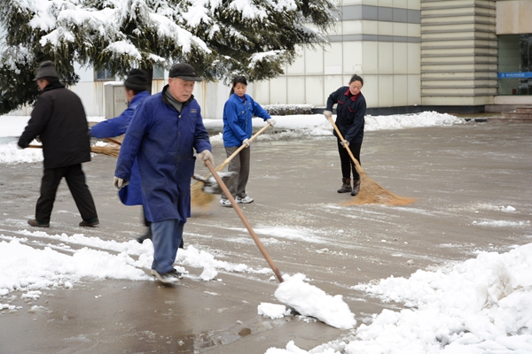 总务人员清扫校园积雪