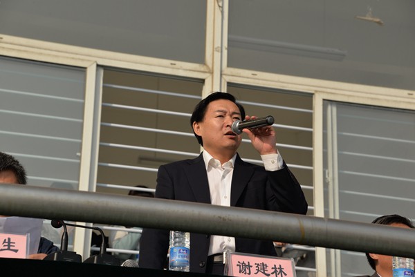 党委书记谢建林宣布运动会开幕